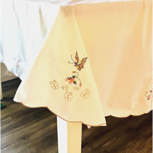 VTG Embroidered Ivory Oval Tablecloth Butterflies Flowers Cotton Linen 62"x 96" - Picture 2 of 16